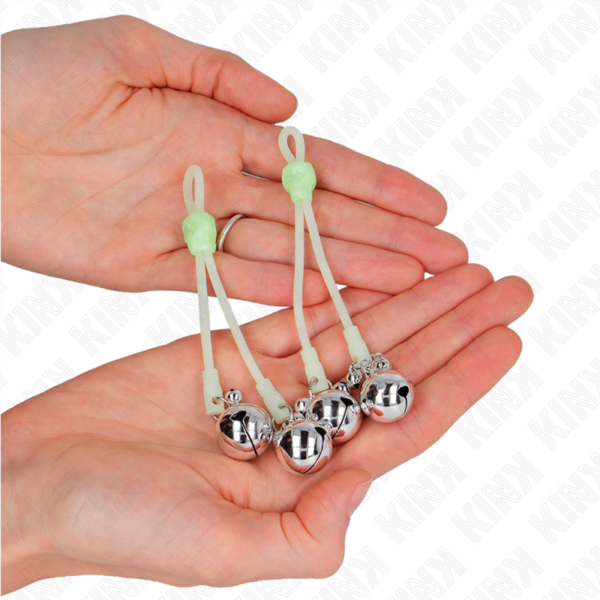 KINK - PINZAS PARA PEZONES LUMINOSAS FORMA CALABERA CON CASCABEL SONORO AJUSTABLE VERDE / PLATEADO - Imagen 3