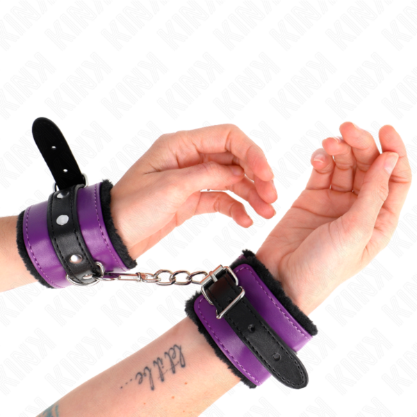 KINK - MUÑEQUERAS FORRADAS PREMIUM NEGRO CON CORREA VIOLETA / NEGRO AJUSTABLE 17-29 CM X 6 CM - Imagen 4